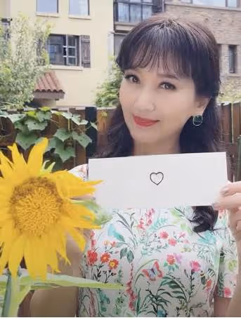 68歲趙雅芝近照美如少女!身後36億「獨棟別墅」太搶鏡,庭院「親手種絲瓜」還有向日葵太接地氣