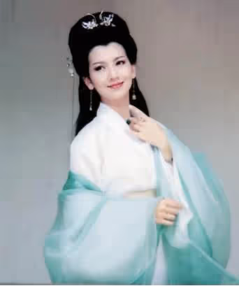 68歲趙雅芝近照美如少女!身後36億「獨棟別墅」太搶鏡,庭院「親手種絲瓜」還有向日葵太接地氣