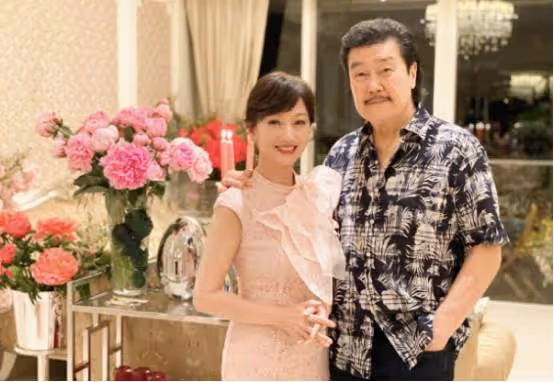 68歲趙雅芝近照美如少女!身後36億「獨棟別墅」太搶鏡,庭院「親手種絲瓜」還有向日葵太接地氣
