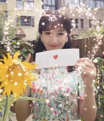 68歲趙雅芝近照美如少女!身後36億「獨棟別墅」太搶鏡,庭院「親手種絲瓜」還有向日葵太接地氣