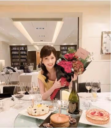 68歲趙雅芝近照美如少女!身後36億「獨棟別墅」太搶鏡,庭院「親手種絲瓜」還有向日葵太接地氣