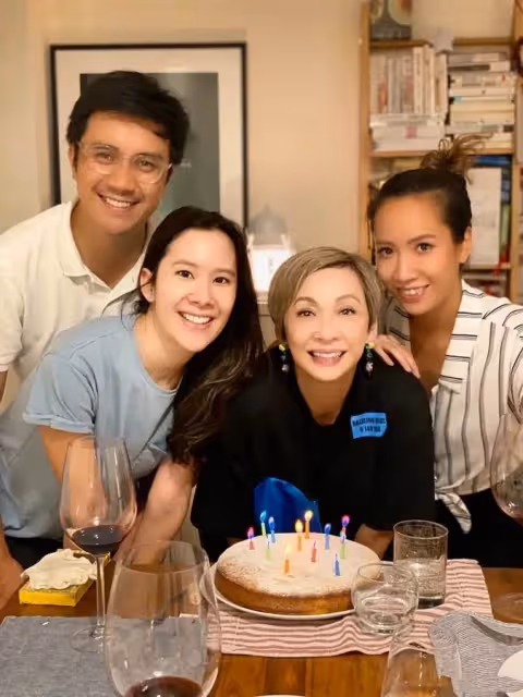 62歲余安安罕曬全家照!女兒亭亭玉立似超模,女婿高大帥氣不輸星,網友:風韻猶存不輸當年
