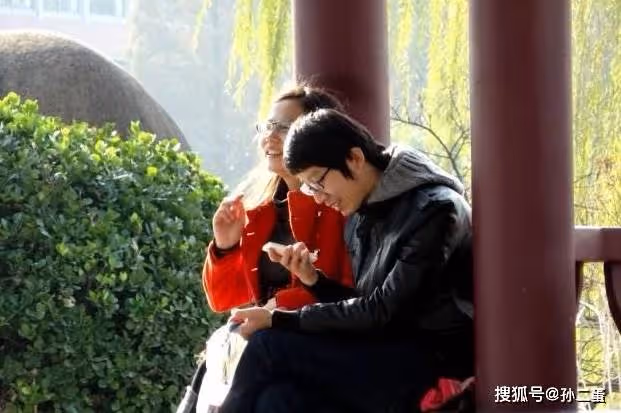 一輩子節儉慣了,坐月子婆婆給我吃剩菜,我氣炸全倒掉推開廚房門:決心把婆婆當親媽