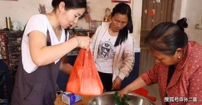 一輩子節儉慣了,坐月子婆婆給我吃剩菜,我氣炸全倒掉推開廚房門:決心把婆婆當親媽