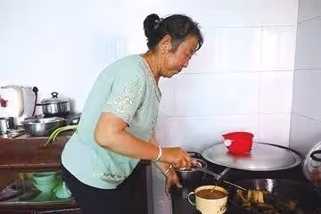 一輩子節儉慣了,坐月子婆婆給我吃剩菜,我氣炸全倒掉推開廚房門:決心把婆婆當親媽