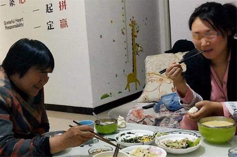 一輩子節儉慣了,坐月子婆婆給我吃剩菜,我氣炸全倒掉推開廚房門:決心把婆婆當親媽