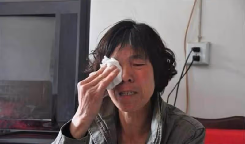 一輩子節儉慣了,坐月子婆婆給我吃剩菜,我氣炸全倒掉推開廚房門:決心把婆婆當親媽