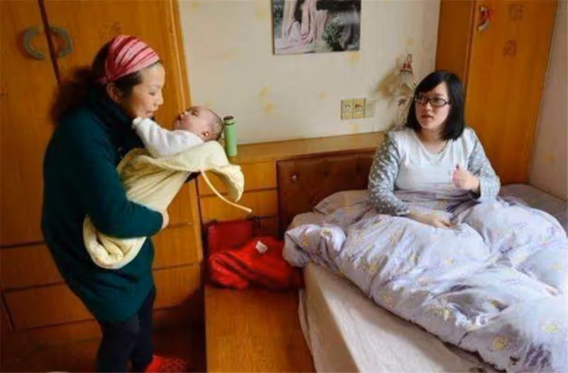 一輩子節儉慣了,坐月子婆婆給我吃剩菜,我氣炸全倒掉推開廚房門:決心把婆婆當親媽