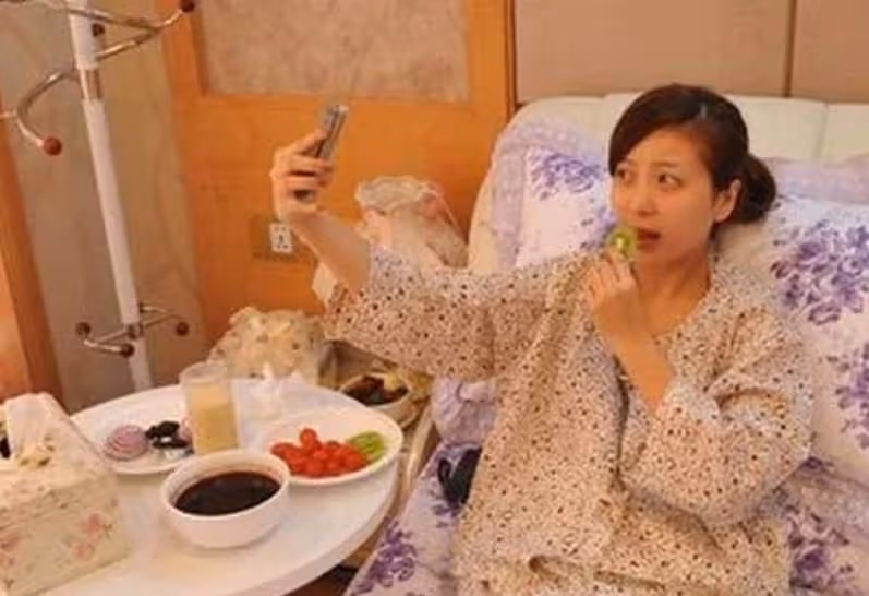 一輩子節儉慣了,坐月子婆婆給我吃剩菜,我氣炸全倒掉推開廚房門:決心把婆婆當親媽