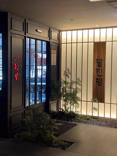 請吃飯被批薄待粉絲?讓辛苦一天的粉絲們大熱天去小吃店排隊搶桌吃..