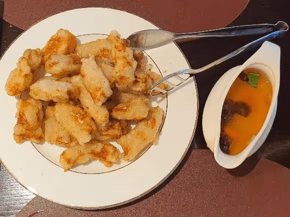 請吃飯被批薄待粉絲?讓辛苦一天的粉絲們大熱天去小吃店排隊搶桌吃..
