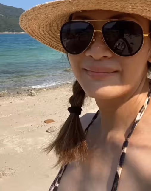 超性感！香港55歲名模穿比基尼曬火辣身材，狀態完全不輸兩個女兒