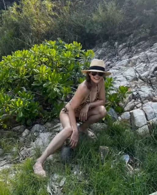 超性感！香港55歲名模穿比基尼曬火辣身材，狀態完全不輸兩個女兒