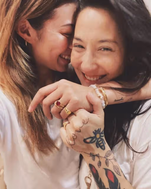 超性感！香港55歲名模穿比基尼曬火辣身材，狀態完全不輸兩個女兒