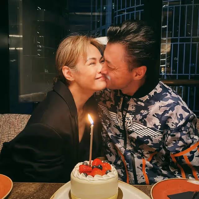 超性感!香港55歲名模穿比基尼曬火辣身材,狀態完全不輸兩個女兒