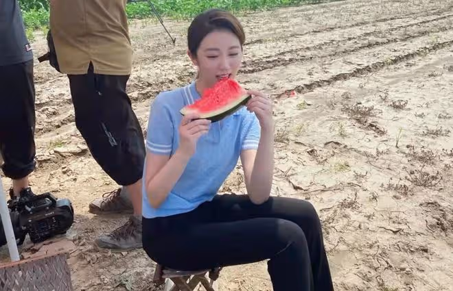 央視主持人去農村不講究,坐田裡吃西瓜膚白似雪,被讚美過馬凡舒