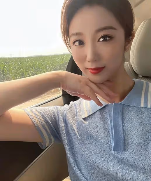 央視主持人去農村不講究,坐田裡吃西瓜膚白似雪,被讚美過馬凡舒