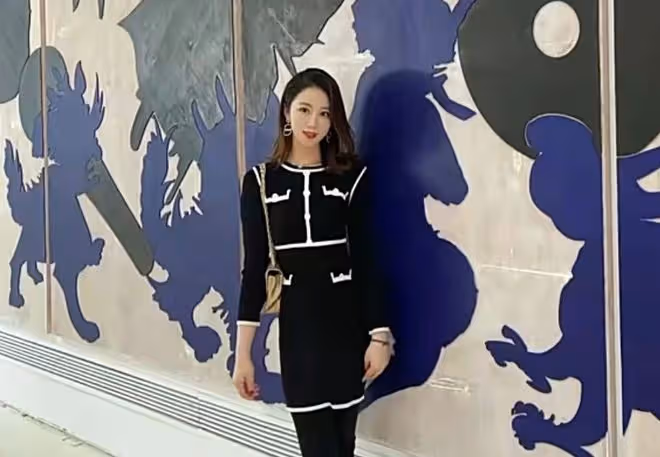 央視主持人去農村不講究,坐田裡吃西瓜膚白似雪,被讚美過馬凡舒