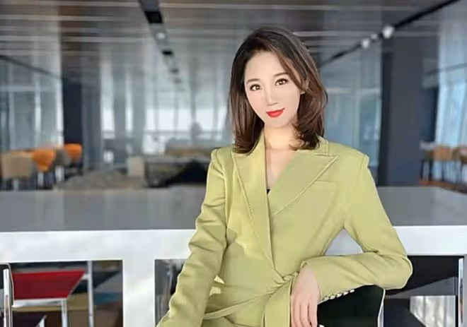 央視主持人去農村不講究,坐田裡吃西瓜膚白似雪,被讚美過馬凡舒