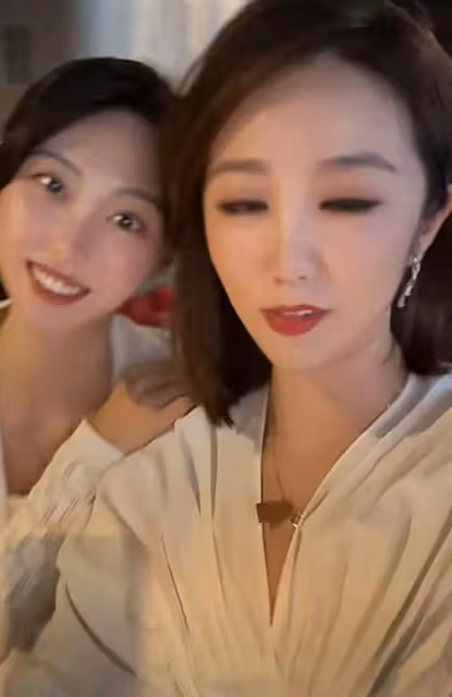 央視主持人去農村不講究,坐田裡吃西瓜膚白似雪,被讚美過馬凡舒