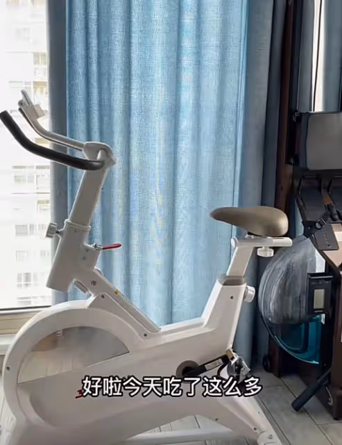 央視主持人去農村不講究,坐田裡吃西瓜膚白似雪,被讚美過馬凡舒