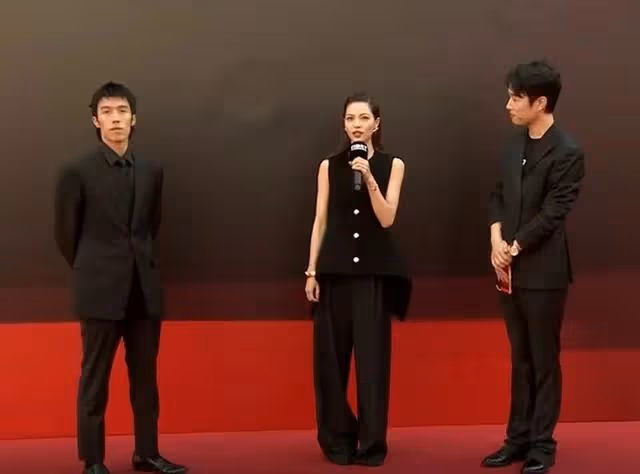 電影展紅毯爭艷:章子怡千萬鑽戒、馬麗顯老態,海清深v肚腩吸睛