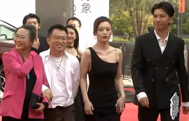 電影展紅毯爭艷:章子怡千萬鑽戒、馬麗顯老態,海清深v肚腩吸睛