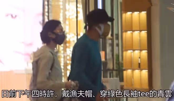 劉青雲夫婦手牽手逛街,兩人身家上億,郭藹明一個包用幾年接地氣