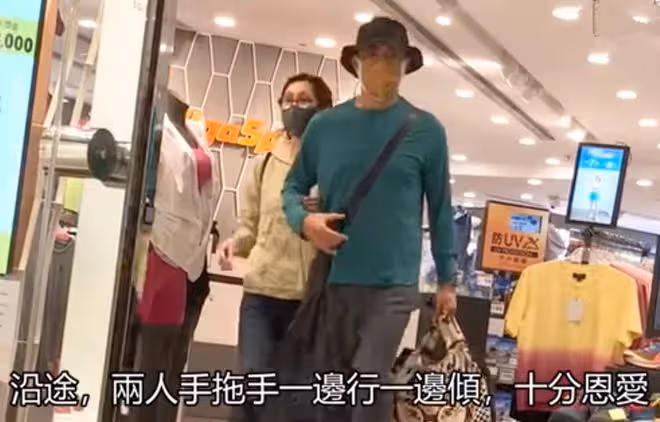 劉青雲夫婦手牽手逛街,兩人身家上億,郭藹明一個包用幾年接地氣
