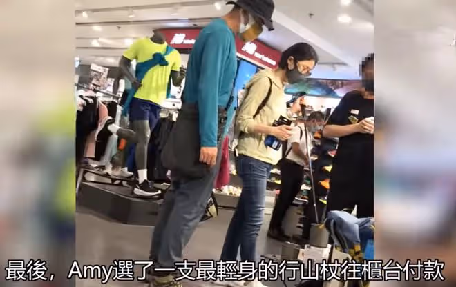 劉青雲夫婦手牽手逛街,兩人身家上億,郭藹明一個包用幾年接地氣