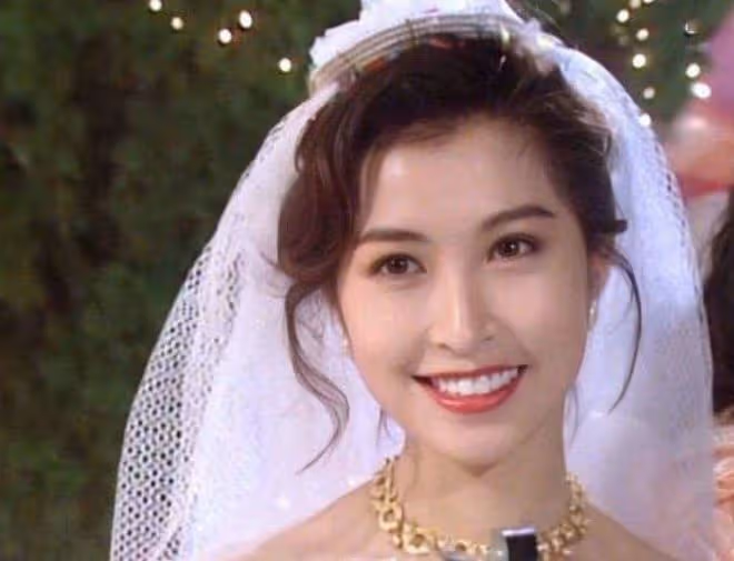 劉青雲夫婦手牽手逛街,兩人身家上億,郭藹明一個包用幾年接地氣