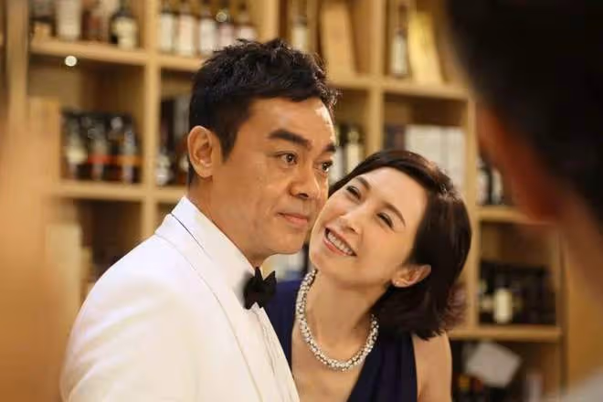 劉青雲夫婦手牽手逛街,兩人身家上億,郭藹明一個包用幾年接地氣