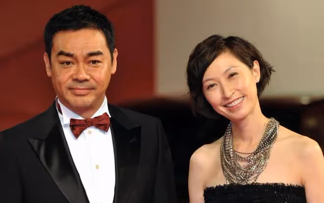 劉青雲夫婦手牽手逛街,兩人身家上億,郭藹明一個包用幾年接地氣