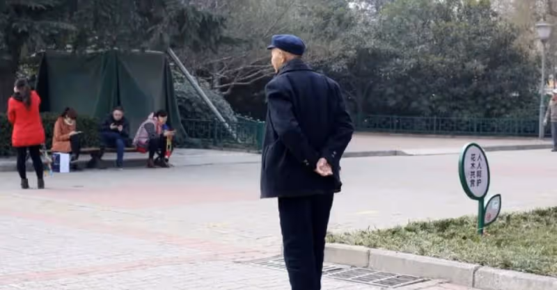 65歲老人去世，財產全部留給了女兒，兒子看到遺囑後扭頭提離婚