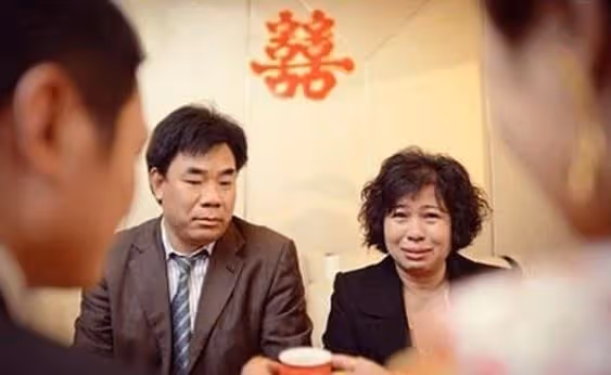 婆婆癱瘓後我接她與我同住,提前下班回家看到一桌的好菜,我愣了