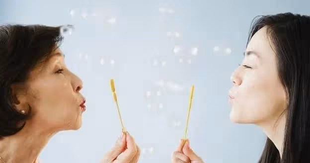 婆婆癱瘓後我接她與我同住,提前下班回家看到一桌的好菜,我愣了