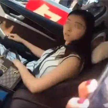紀實：老公在外養小三被撞破，妻子脫衣在車頂怒喝：我怎麼不如她