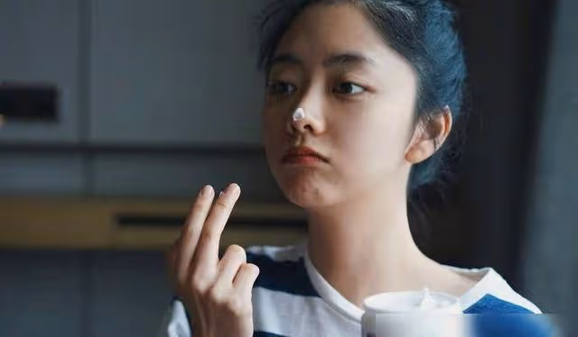 一手爛牌打成王炸,快30歲才成名,譚松韻演高中生完全不出戲