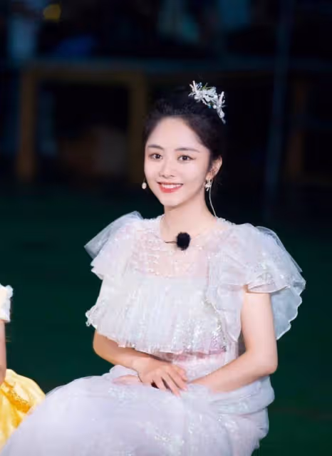 「童顏女孩」譚松韻,穿唯美公主裙甜美十足,哪裡像30歲模樣