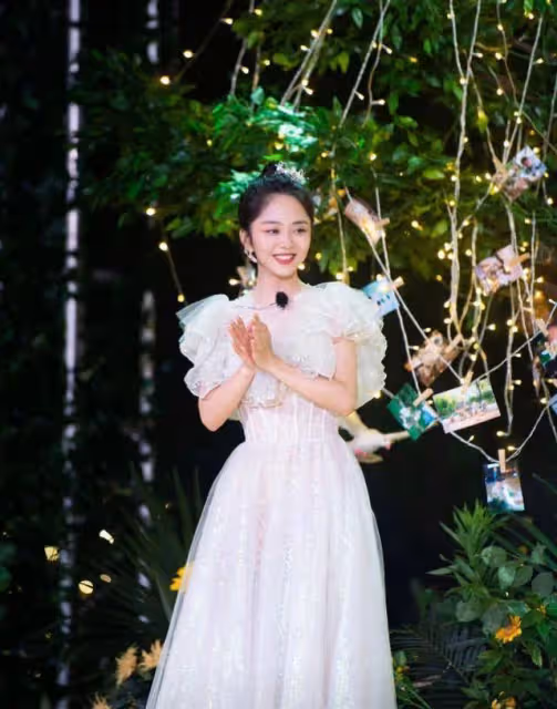 「童顏女孩」譚松韻,穿唯美公主裙甜美十足,哪裡像30歲模樣