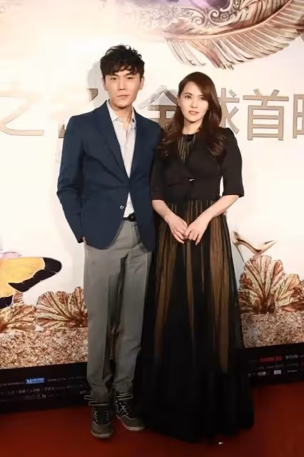 再婚後的「伊能靜煥發第二春」,54歲隨夫活動還撒嬌,嬌羞感不輸少女,網友:這次嫁對人了