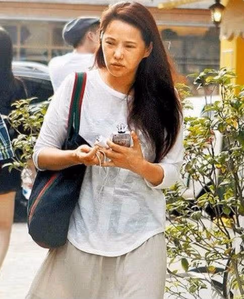 再婚後的「伊能靜煥發第二春」,54歲隨夫活動還撒嬌,嬌羞感不輸少女,網友:這次嫁對人了