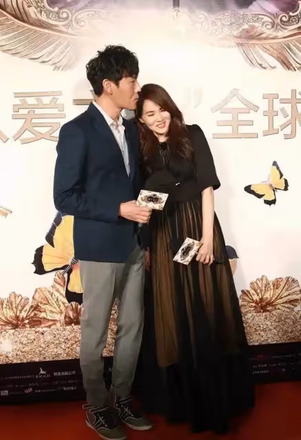 再婚後的「伊能靜煥發第二春」,54歲隨夫活動還撒嬌,嬌羞感不輸少女,網友:這次嫁對人了