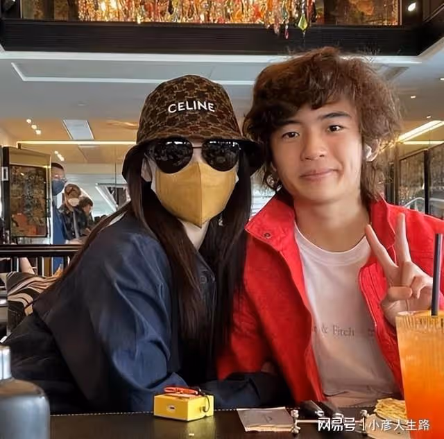 Lucas正面照曝光,扎馬尾變成美少年,和媽媽張柏芝慶祝15歲生日