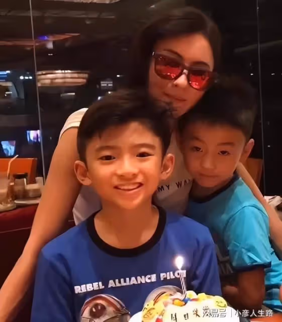 Lucas正面照曝光,扎馬尾變成美少年,和媽媽張柏芝慶祝15歲生日