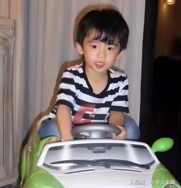 Lucas正面照曝光,扎馬尾變成美少年,和媽媽張柏芝慶祝15歲生日