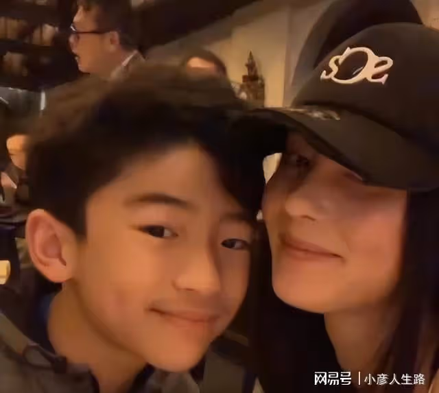 Lucas正面照曝光,扎馬尾變成美少年,和媽媽張柏芝慶祝15歲生日