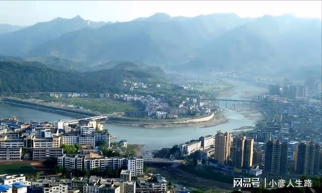 17年四川旺蒼出現「河神顯靈」,百姓實現吃魚自由,小伙:不要碰