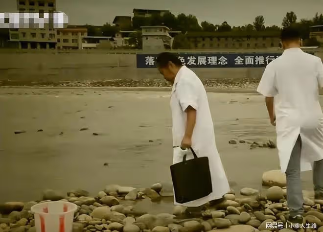 17年四川旺蒼出現「河神顯靈」,百姓實現吃魚自由,小伙:不要碰