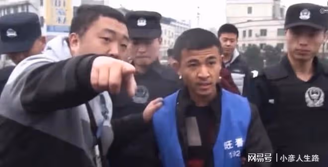 17年四川旺蒼出現「河神顯靈」,百姓實現吃魚自由,小伙:不要碰